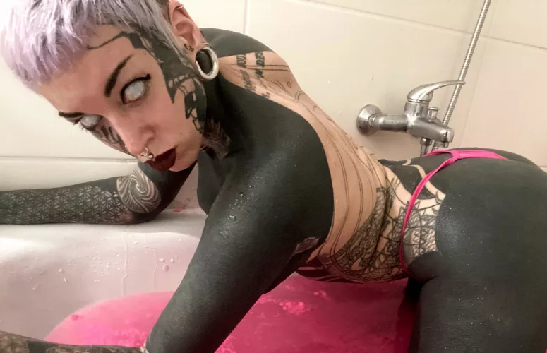 Still in spooky mode 🦇 by Fleshcakezz