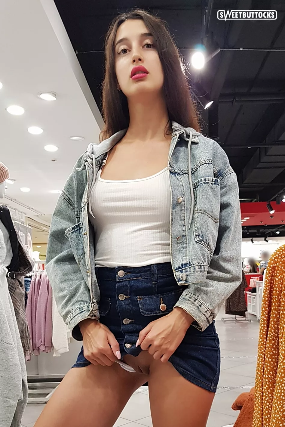 Store flashing [img] posted by sweetbuttockss