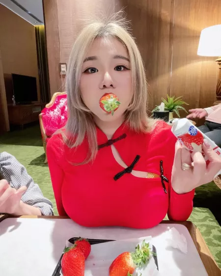 Strawberries and cream by AggravatingClient