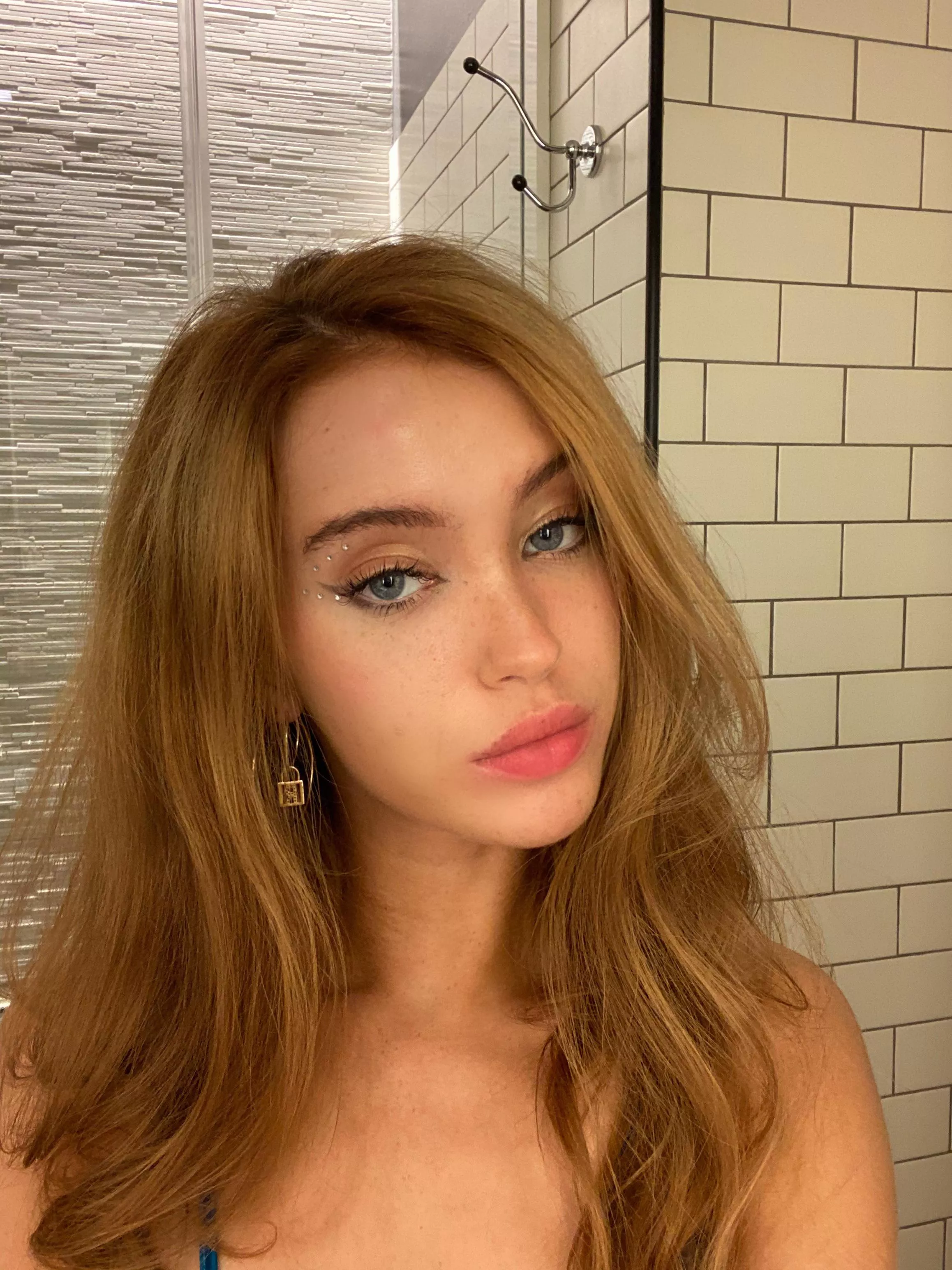 Strawberry blonde posted by zoeyluna7