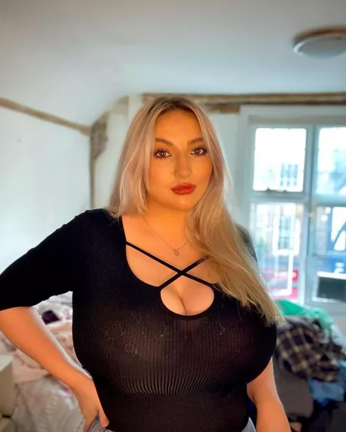 Stretched see through by FizzyOrangeJuice