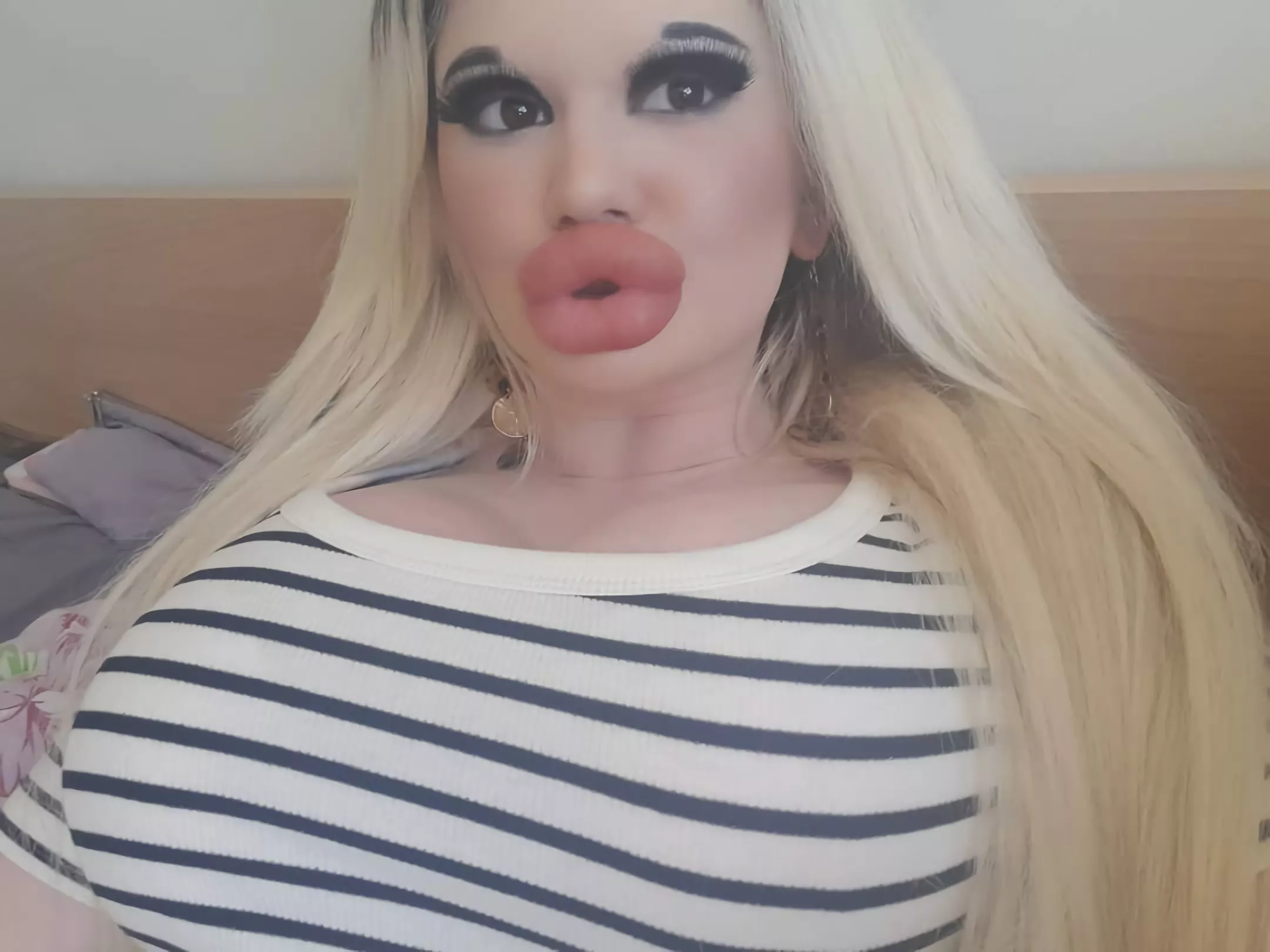 Striped shirt and BIG lips posted by Marathon1981