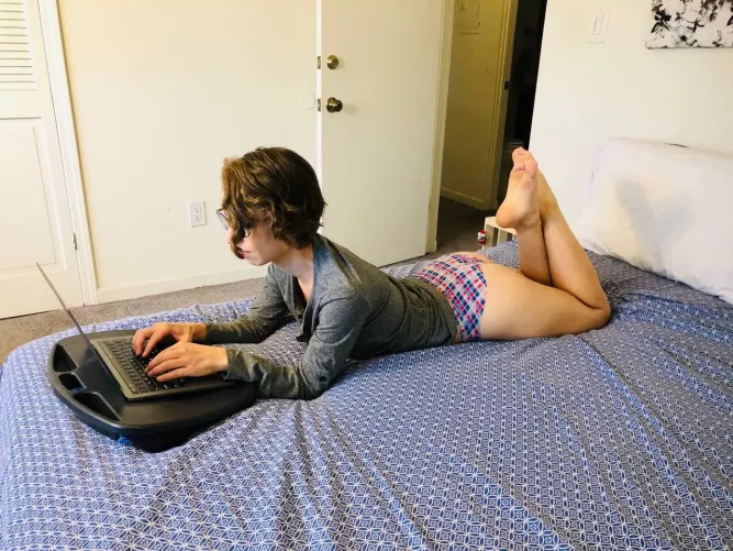 Stuck at home working on a Sunday - but thought you'd like this? by RoxylefoxGirl