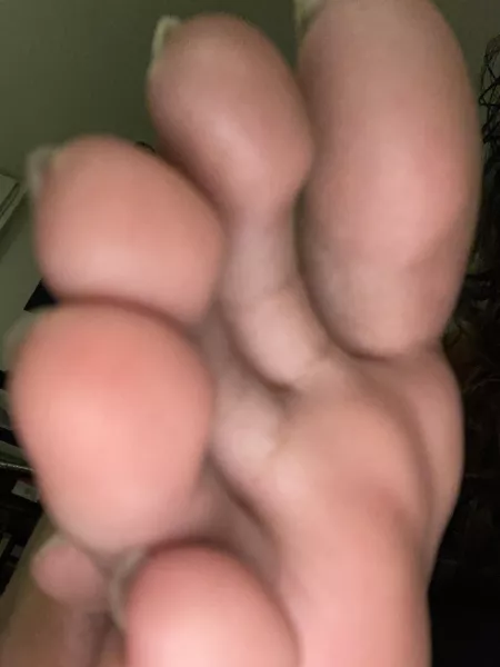 Stuff these toes in your mouth, they're waiting to be sucked by preitypink