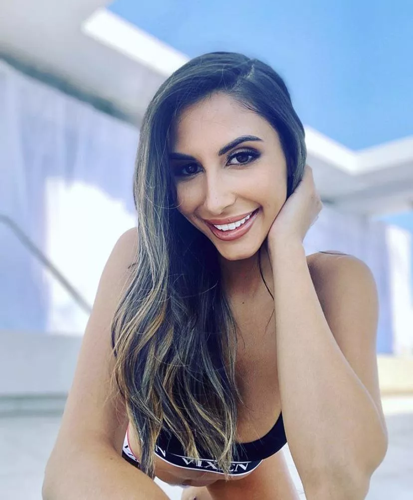 Stunner posted by txxxposter