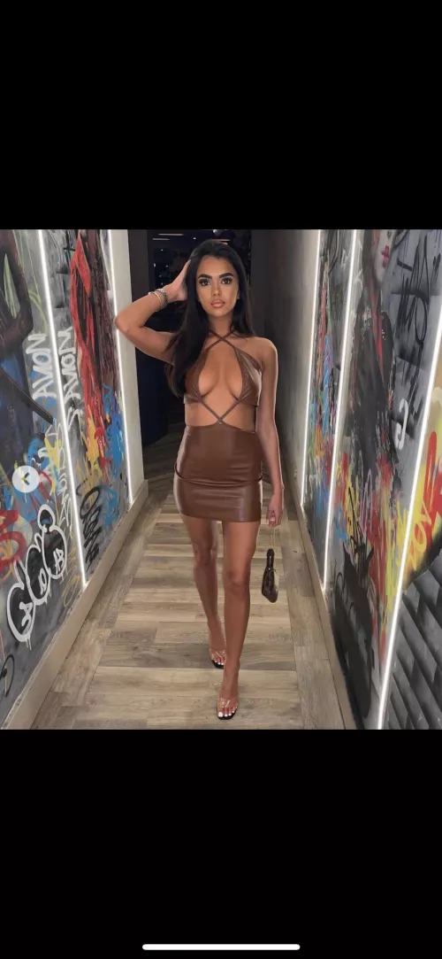 Stunner with amazing feet by Repulsive_Sky7853