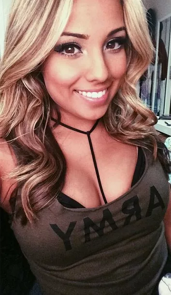 Stunning Coed posted by aabbccdefg