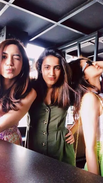 Stunning pose!! posted by Andyredmi