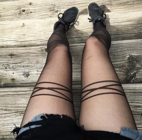 Such a nice legs. . . . by hoselvr