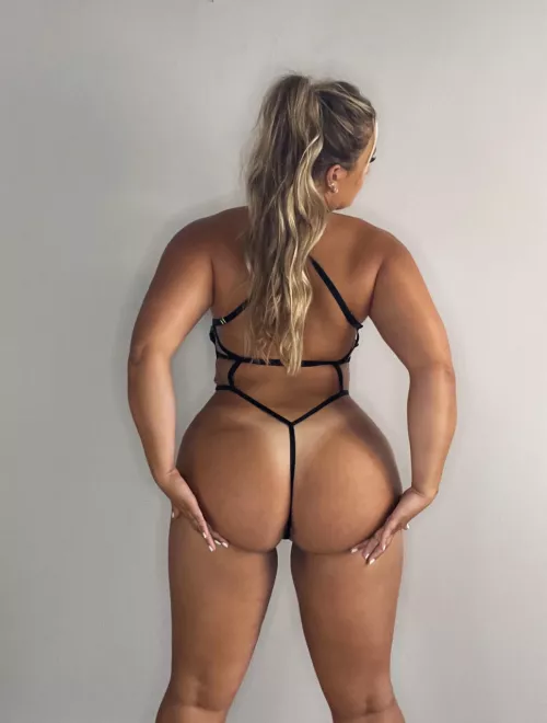 Such a plump peach, just for you…😈💋 by juicyjade7