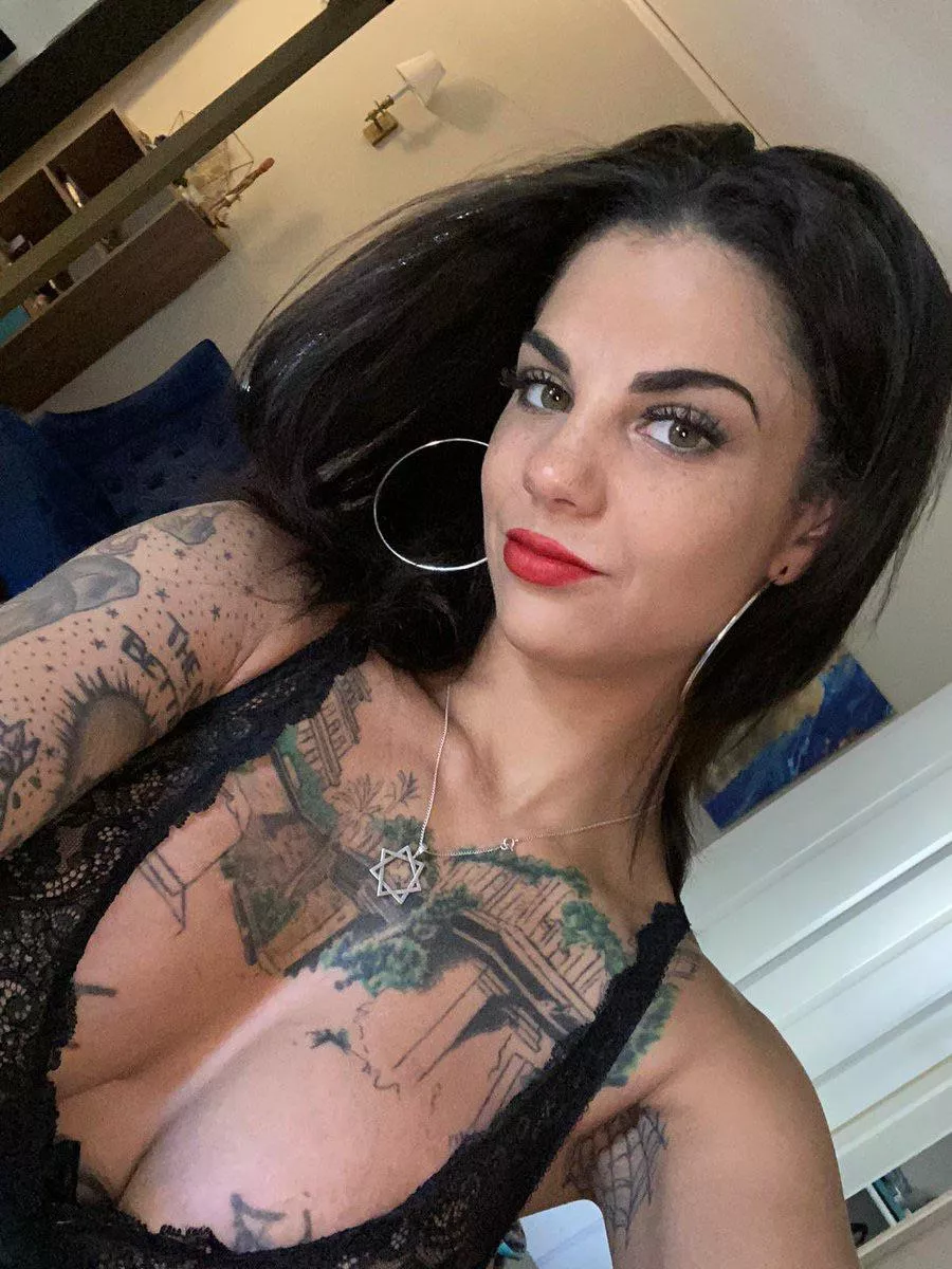 Such a simple picture but somehow still super hot posted by skipmalone36