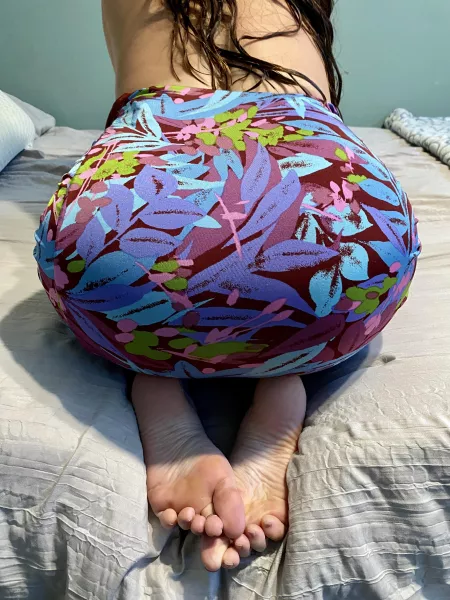 Suck my toes by scarlettkitten5