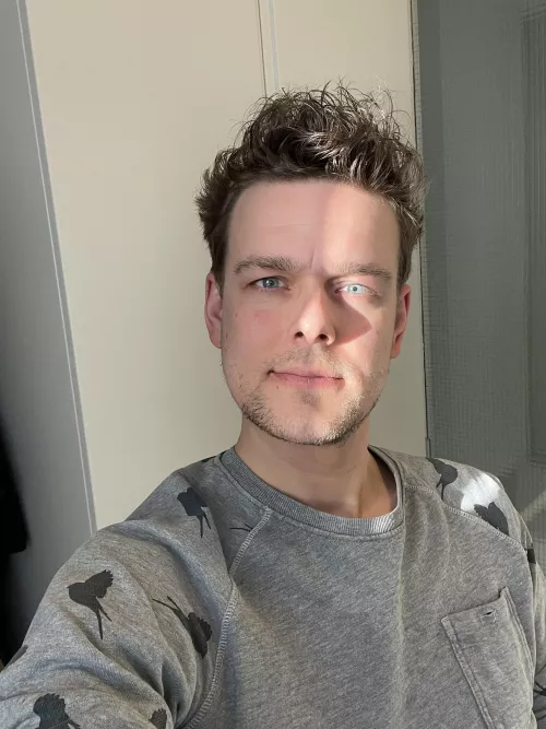 Sun on my eye looks kinda scary by vicaremilio