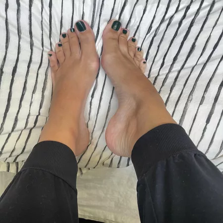 Sunday Morning Stretches 🧘🏻‍♀️ by Sexy_feetandtoes13