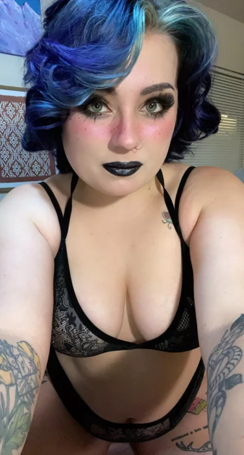 Sunkissed goth? by SnooPeanuts5641