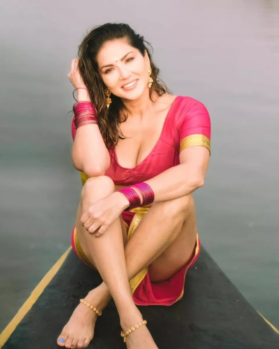 Sunny Leone posted by windowsexplougher