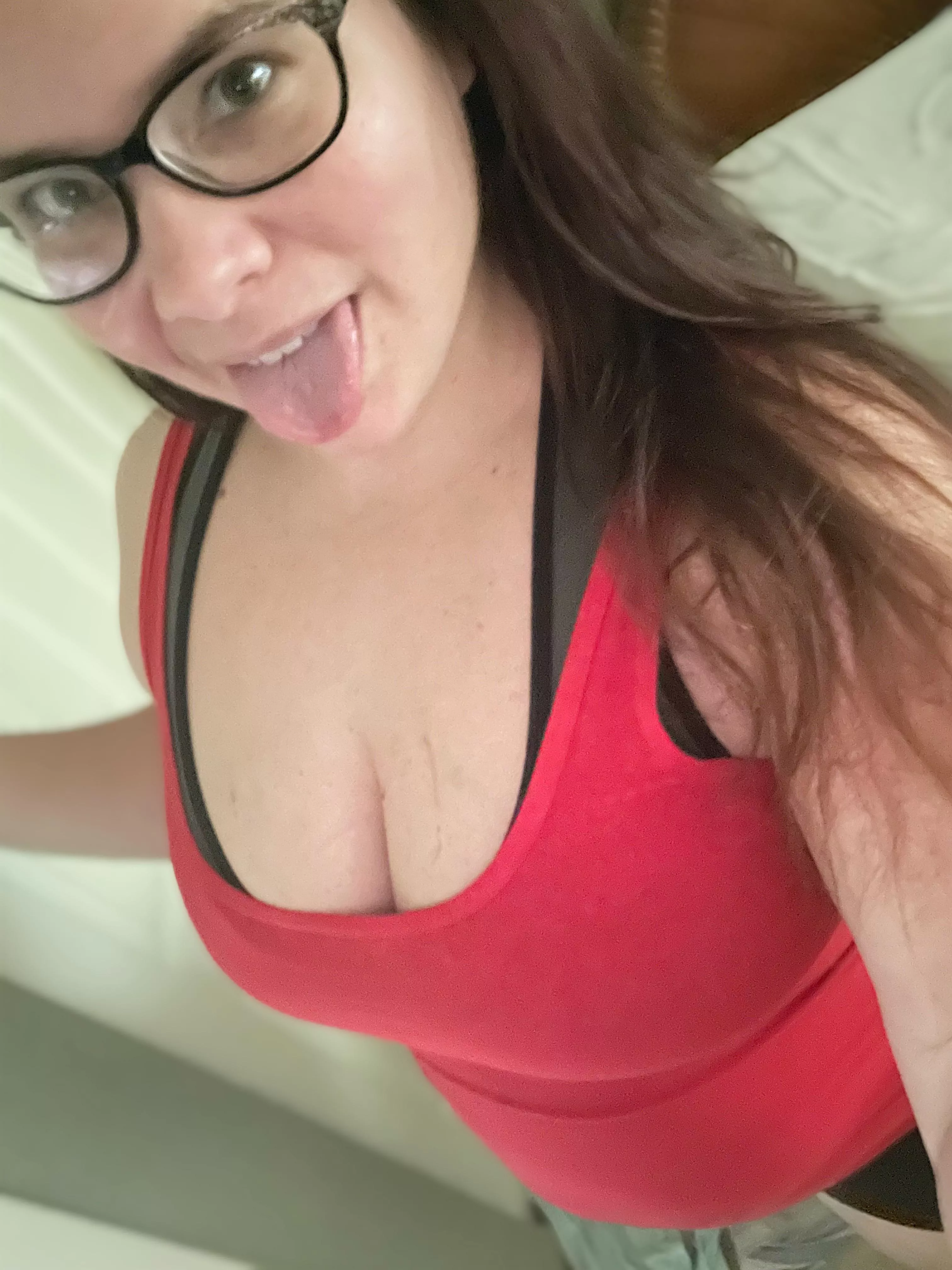 👅suns out, tongues out? 😂 posted by jacquie_lelaitiere