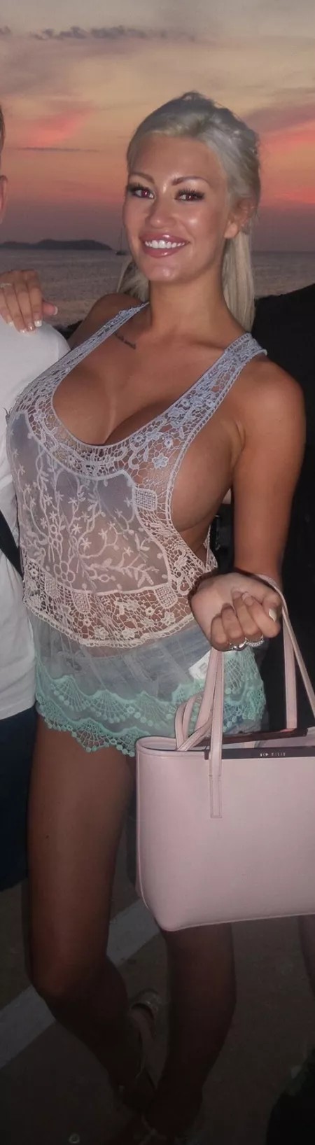 Sunset by NeedMoarBoobs