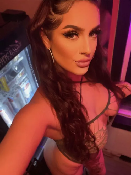 @sunshynebarista Last hour to come get a lil late night taste of Sunshyne🌞💋 Here in Paradise 🌴 until 8 pm😈 @paradiseespresso 21709 SR-99 Lynnwood, WA 98036 United States by AttitudeImpossible26