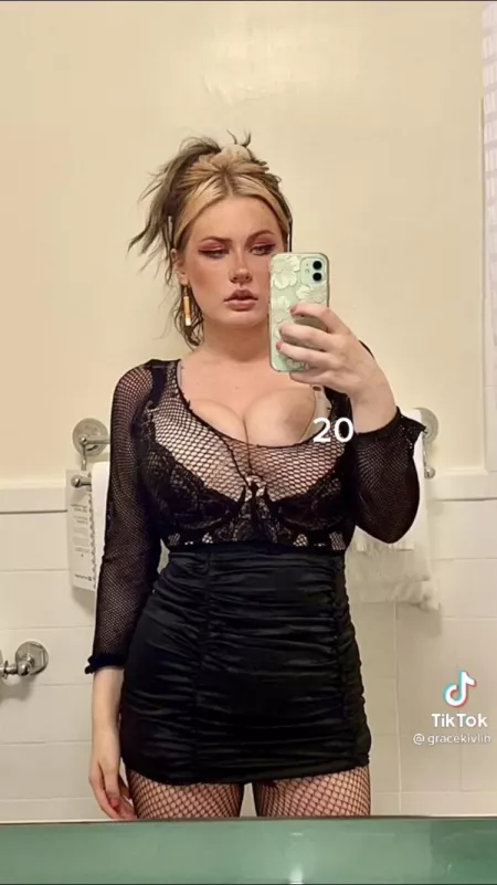 Super sexy by ApprehensiveDare690