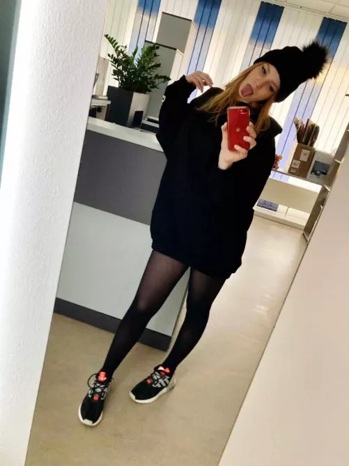 Sweater weather by os-sesamoideum