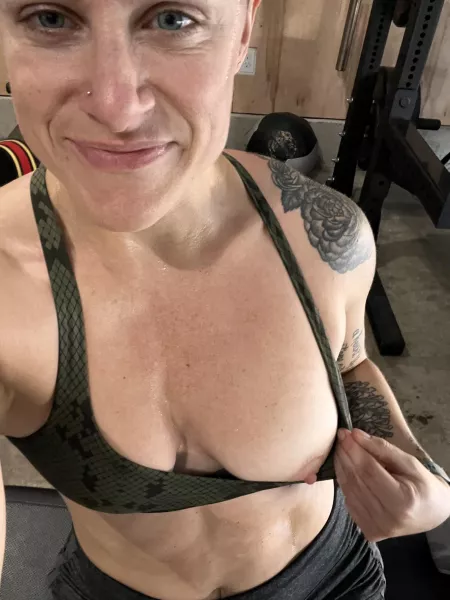 Sweaty post workout boobs (f)or anyone? by kindafit_kindatatted