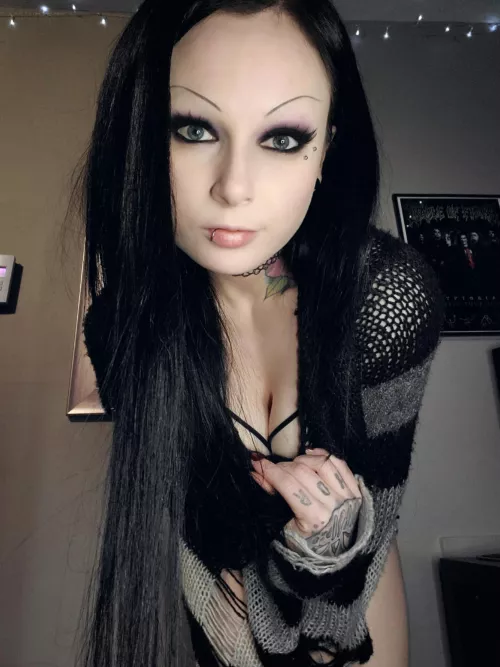 Take a peek by xmissxlilith