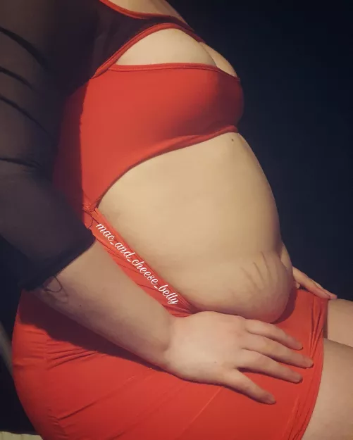 Taken from a stuffed photoshoot I did for a very kind person 🥰 would you buy me a drink if you saw my belly like this on a night out? 😏 by Mac_and_cheese_belly