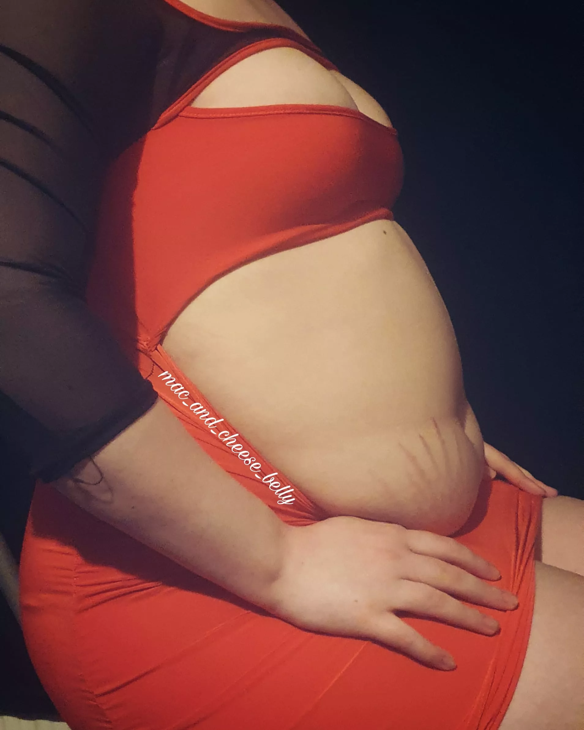 Taken from a stuffed photoshoot I did for a very kind person 🥰 would you buy me a drink if you saw my belly like this on a night out? 😏 posted by Mac_and_cheese_belly