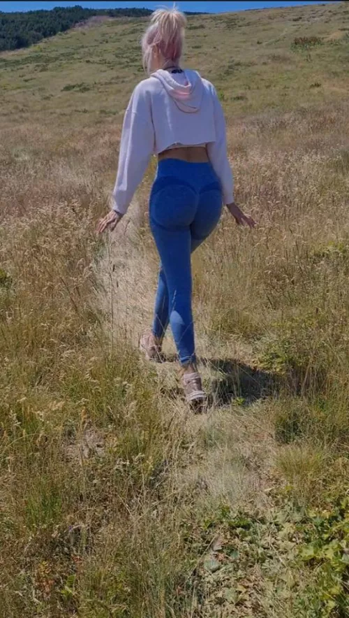 Taking a walk in my favorite leggings ☺ by KactusGi