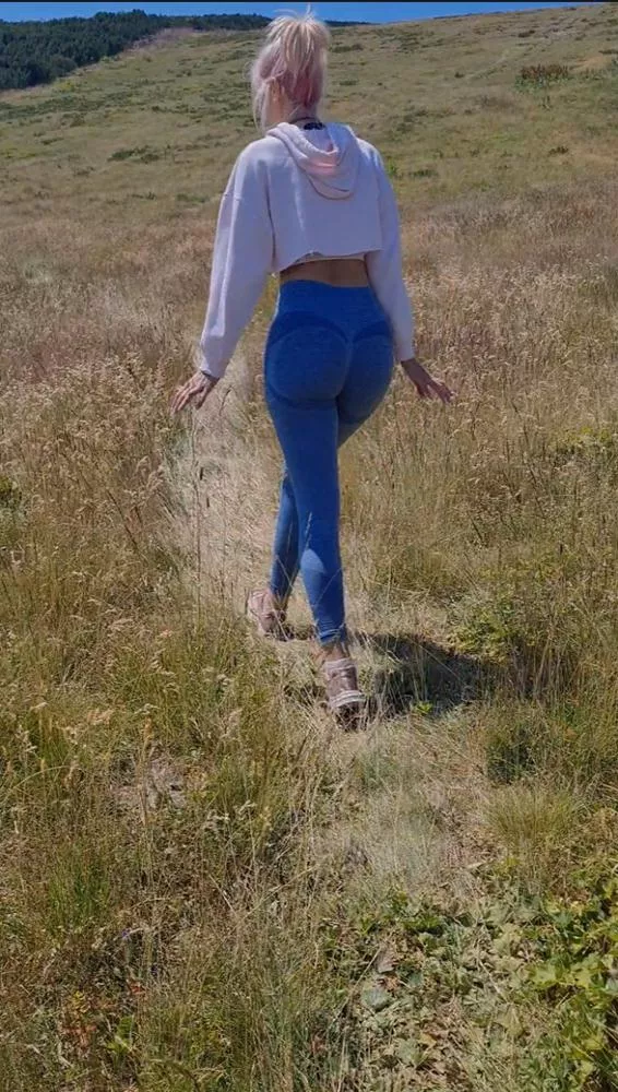 Taking a walk in my favorite leggings ☺ posted by KactusGi