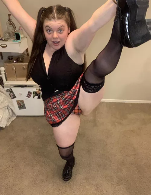 Taking pics by yourself is hard lol. Seeking a photographer. 🤣🤣 by saguarostateswingers