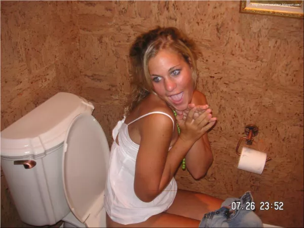 Taking turns on the toilet (2 MIC) by CatpainTpyos