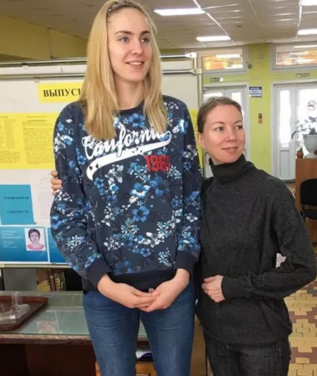 Tall daughter short mom by Motherfuckinruckus