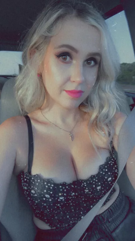 Tan lines 🙈 (26F) by Yalealumni2017