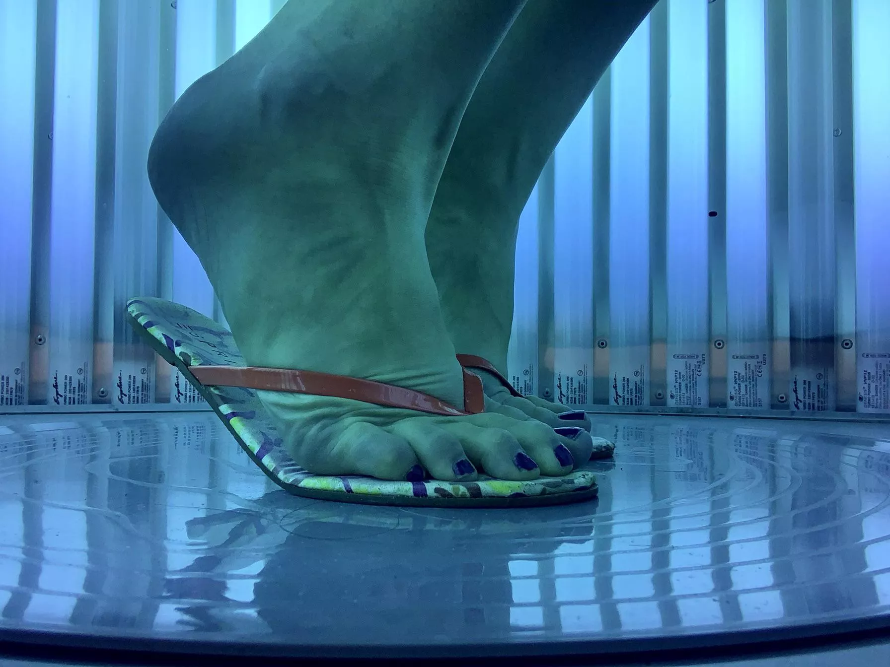 Tanned toes 🦶🏽🌞😋 posted by lexismith7673