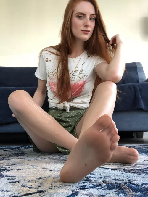 Tantalizing toes by GalacticLeeloo