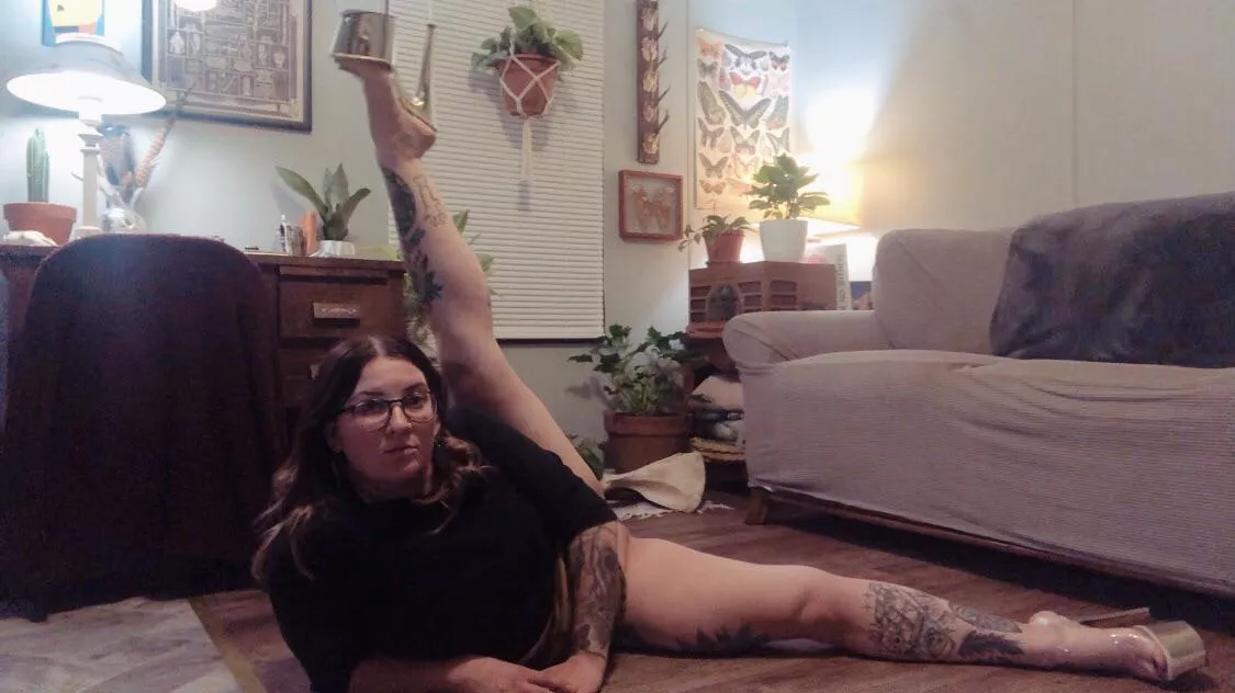 Tattooed horny stoner contortionist with lots of plants and time to kill 😈 posted by Glass_Walker