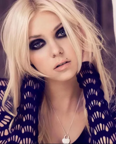 Taylor Momsen by spunkgargle_weewee