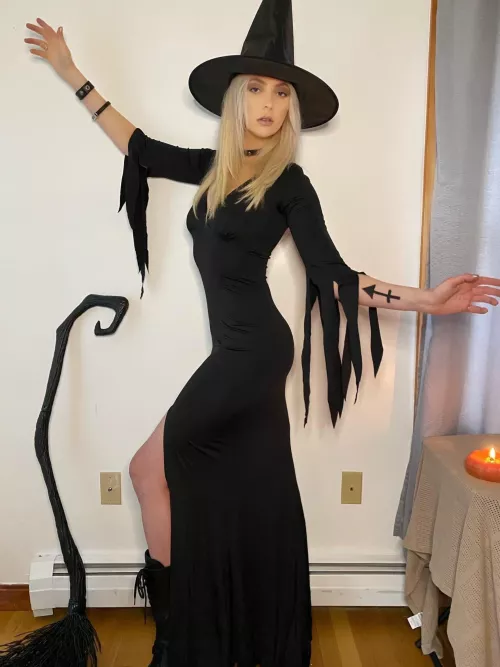 Taylor Momsen by BigDickInjun