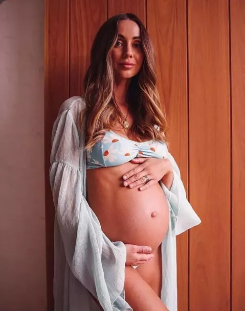 Tell me how good my belly looks by Fit-Cheek3998