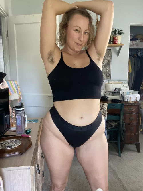 Tell me how much you like my fur 🦁👇🏼 by lakeshorelark