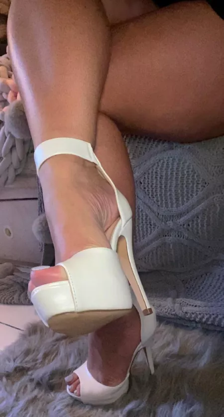 Tell me someone who has better arches? I’ll wait. by Pretty_little_souls_