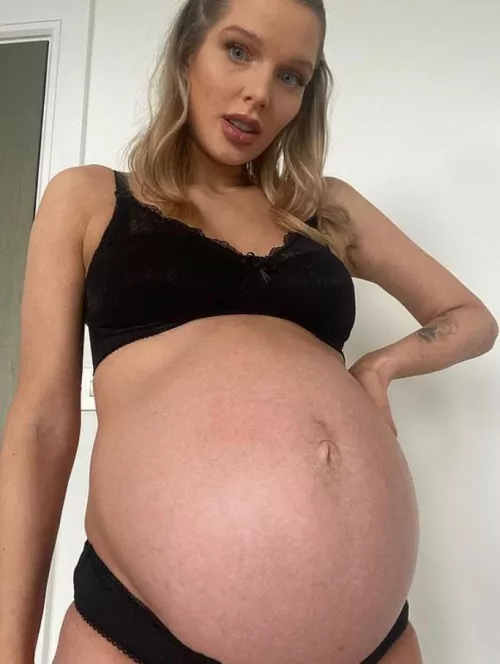 Tell me what would you do if u could get a hold of this belly? by Pregnant_Kelsi