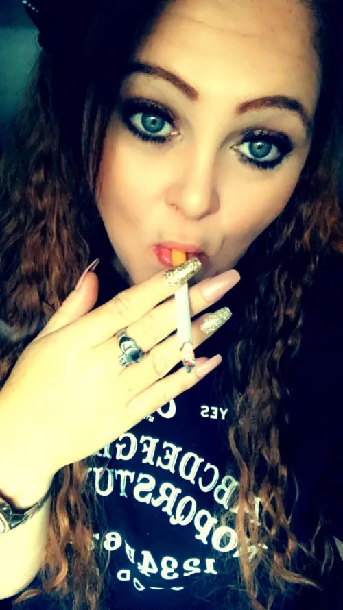 🧡🖤 TGIF peeps. I’m your Milf next door who loves to laugh and have a good time. Info below. 💋🧡🖤 by OceanEyez00