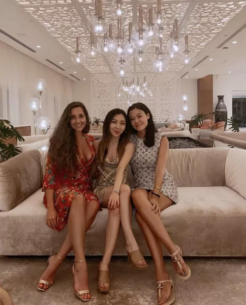 That couch looks comfy by goonagedaydream