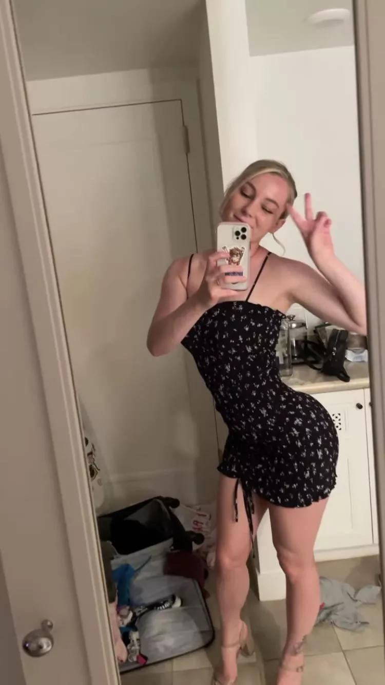 That curve 🤤🤤🤤 posted by B1GRED10