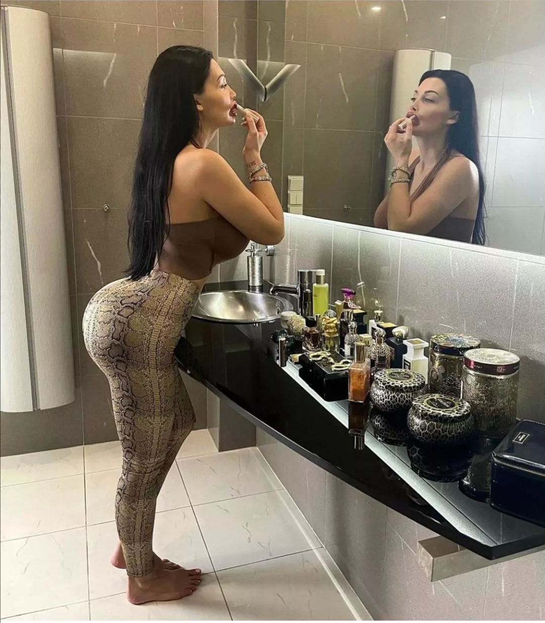 That curve though, Jesus! 😍🤤 posted by scblc93