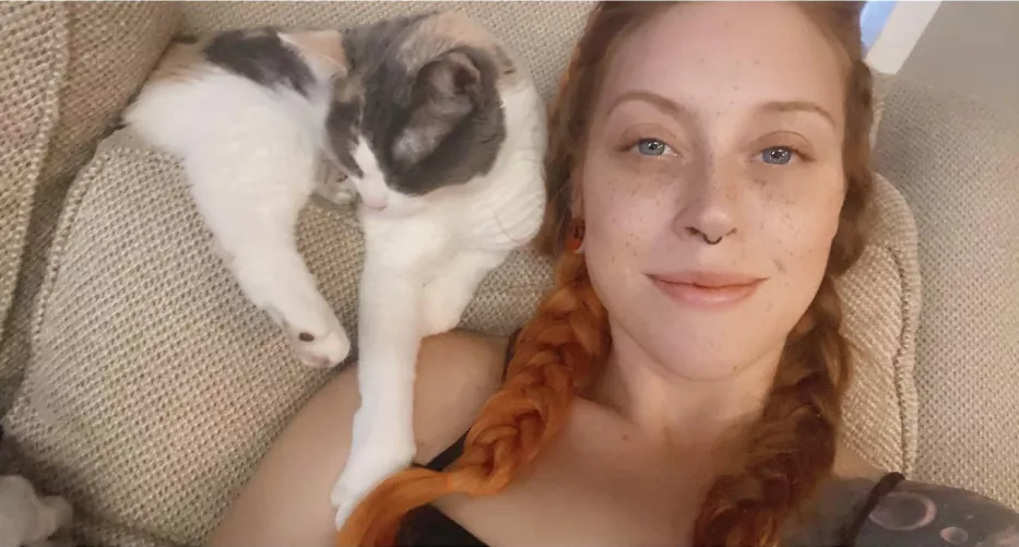 that lil paw 🥰 by istayyawayyyX