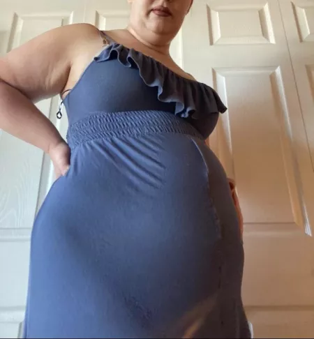 That moment when a nice lady lets your gf cut the line because she thinks she’s pregnant and not because she ate a family portion of BBQ 😂👌🏼 #goals by myfatblondegf